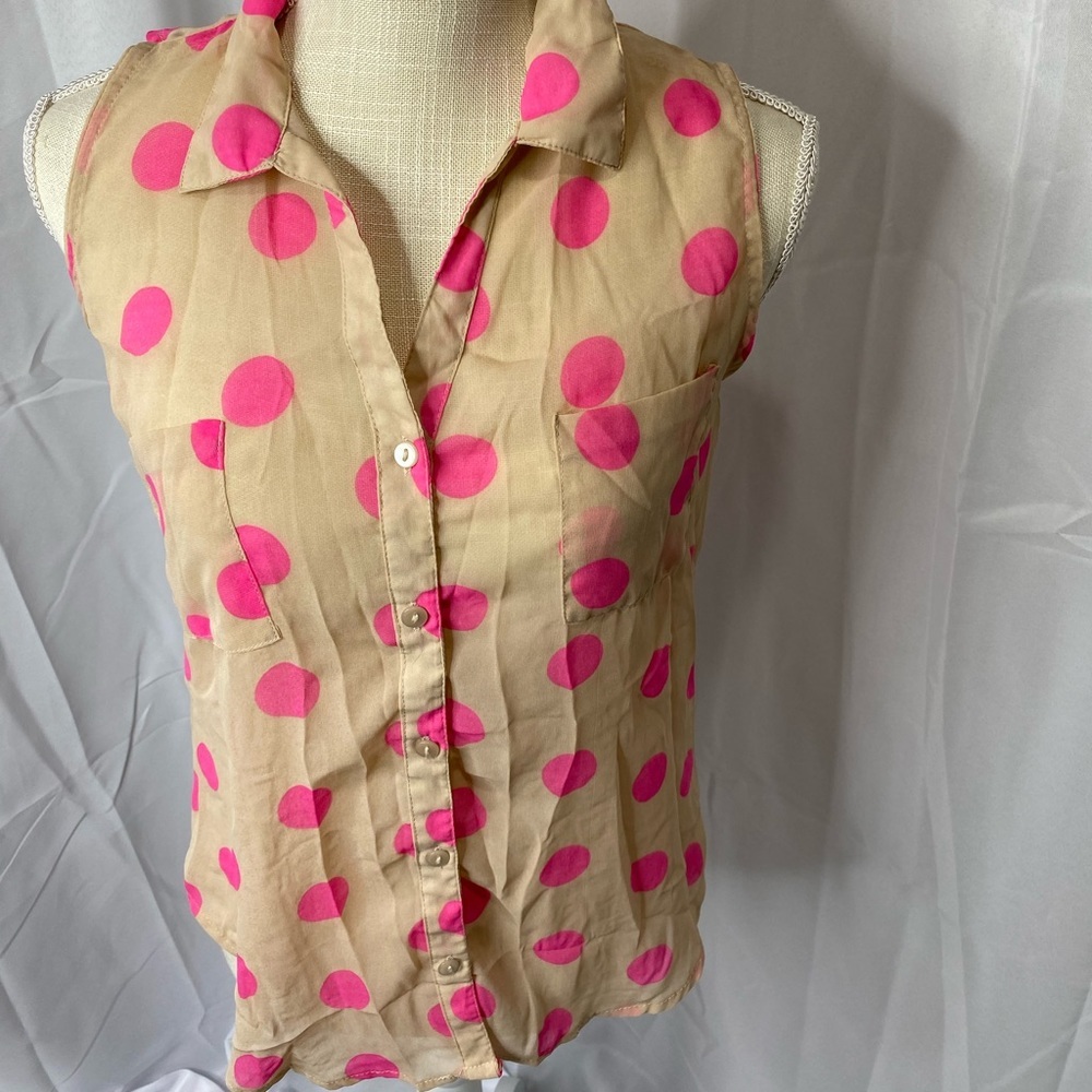 Fun and Flirt sleeveless button down Medium